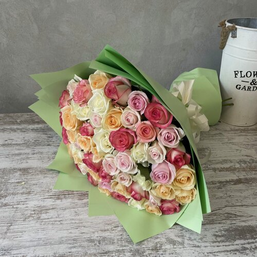 Изображение товара Живые цветы букет роз микс 57 шт. 50 см. "Тропический закат"