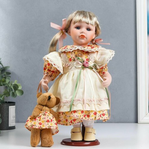 Кукла коллекционная керамика Иришка в бежево-оранжевом платье с цветами и мишкой 30 см