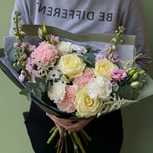 Изображение товара Авторский букет «Нежный жемчуг», с ароматной маттиолой, белой розой и диантусами