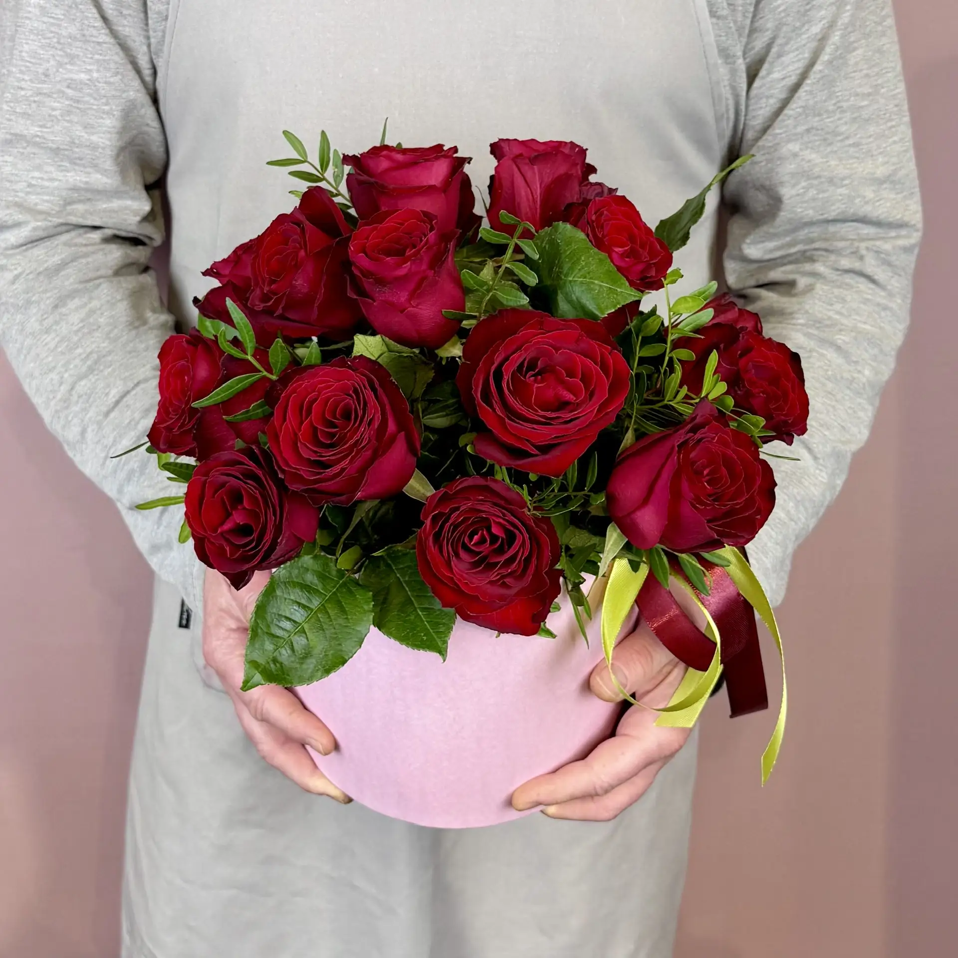 Композиция "Бордовые розы" в шляпной коробке с флористической губкой