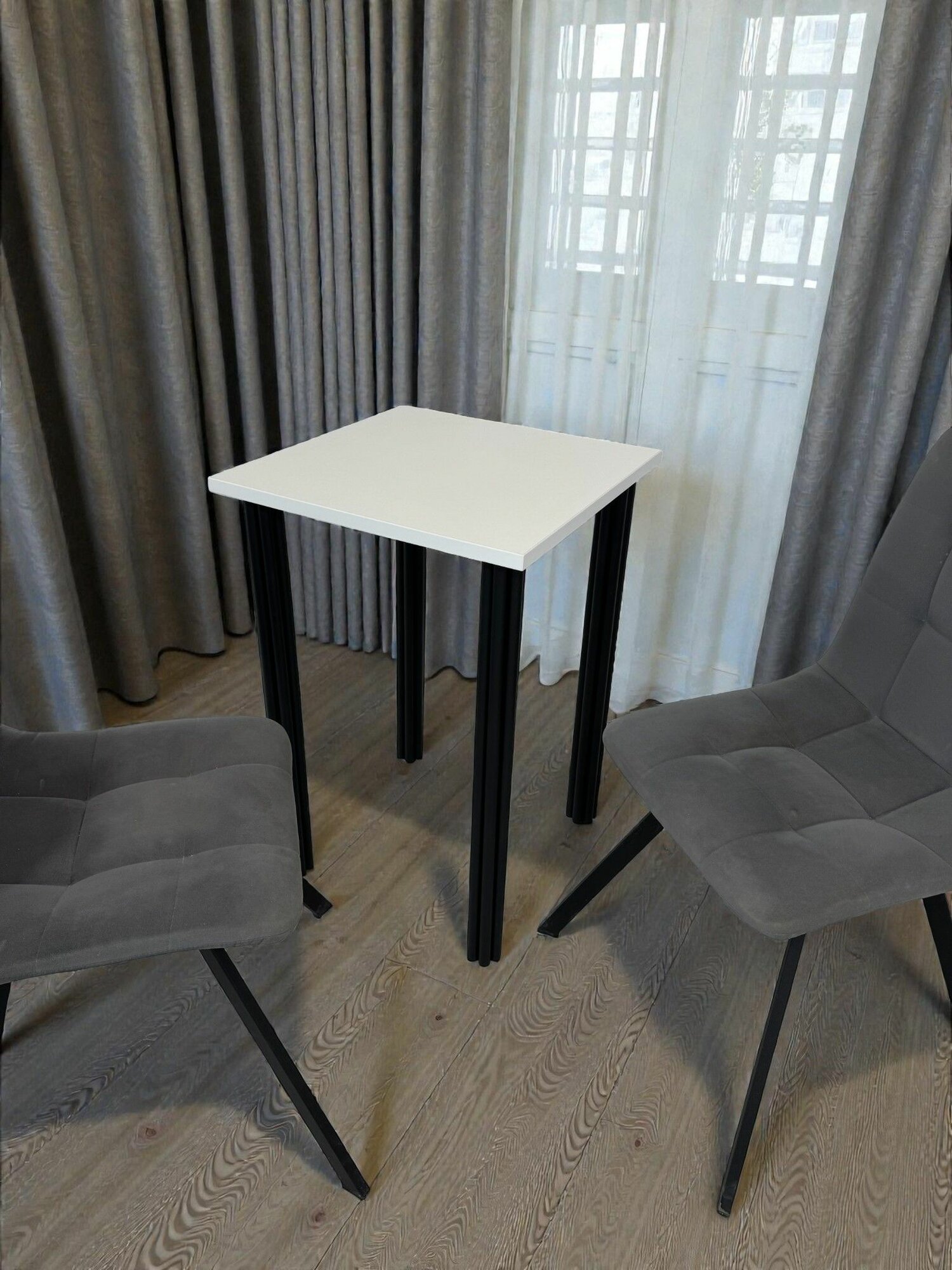 Дизайнерский стол обеденный/ цвет столешницы Белый, 50*50 см. Ножки черные.