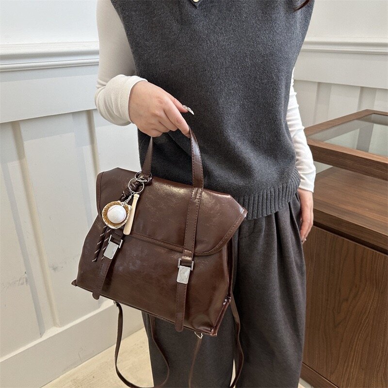 Сумка-рюкзак  Женская сумка на плечо, черная, белая, коричневая, из эко кожи