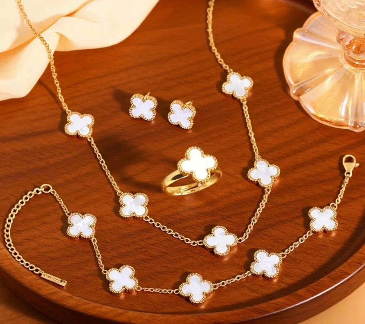 Комплект бижутерии: кольцо, серьги, браслет, колье