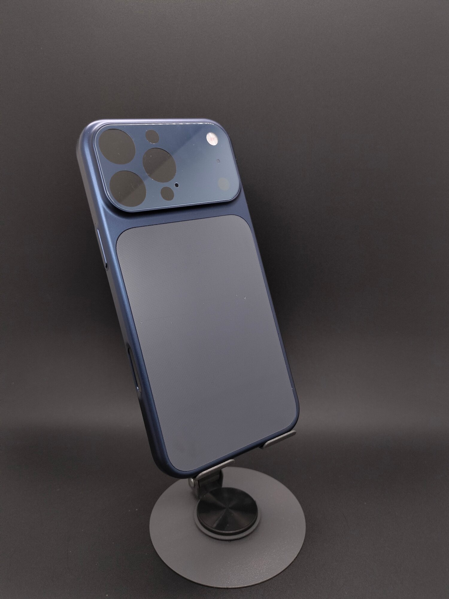 Чехлы для iPhone 15 Pro с поддержкой MagSafe в стиле iPhone 17