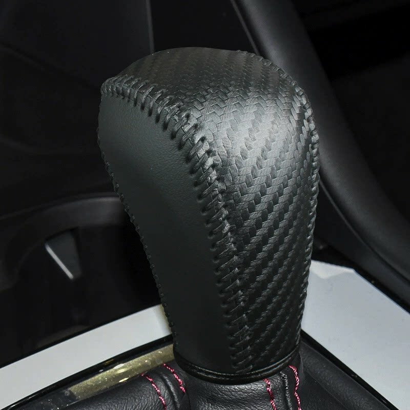 Кожаный чехол для рычага КПП Mazda CX-50 2023-2024 с карбоновым рисунком и черными швами