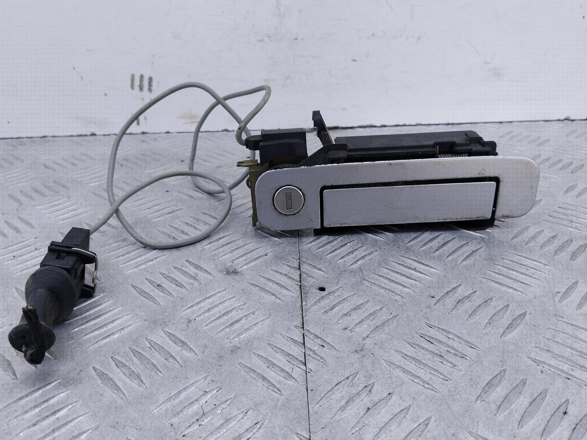 Ручка наружная двери передней правой Audi A4 B5 (1994 - 1999) 8D0837208