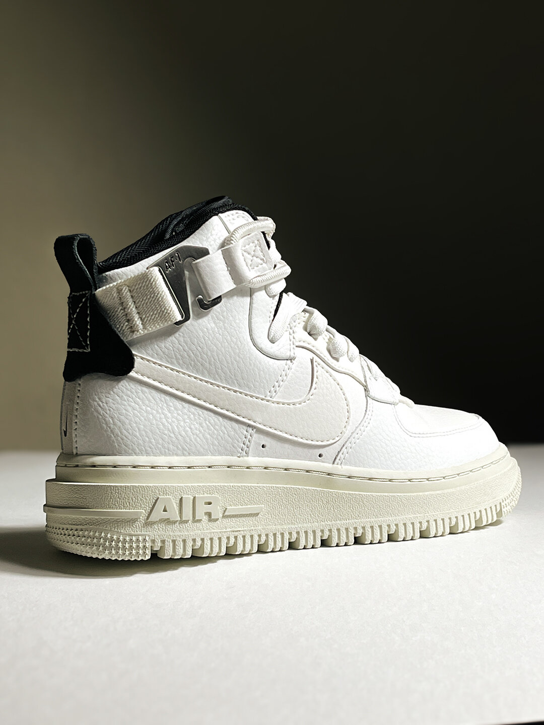 Кроссовки NIKE, полнота B, размер 36.5 EU, white — фото 1