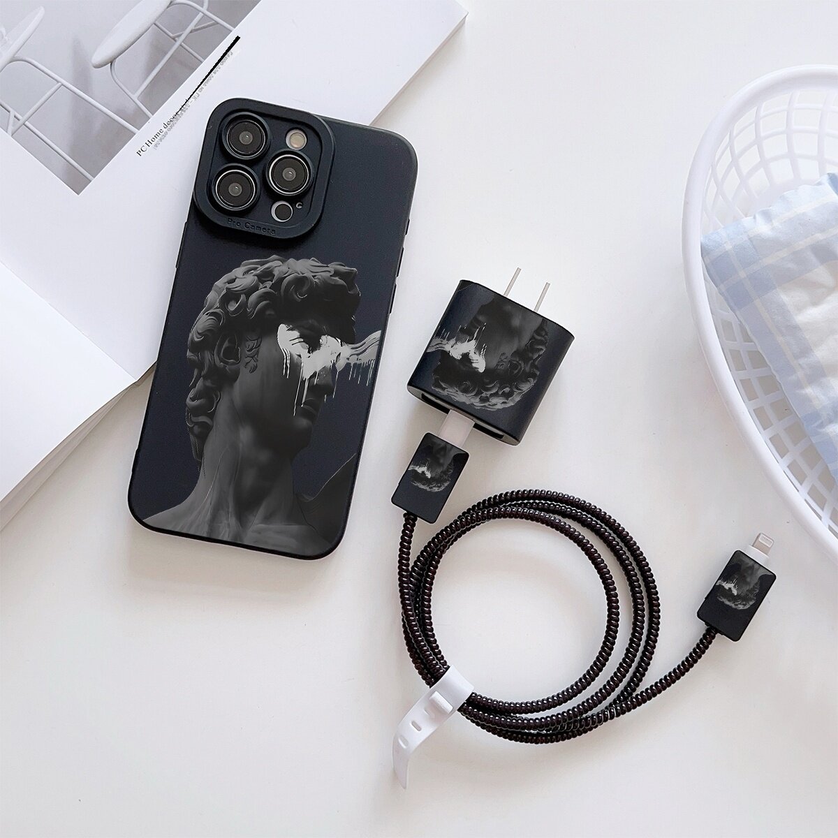 Набор из 6 предметов для смартфона: ударопрочный TPU-чехол с рисунком в виде чёрной каменной статуи с глазами-зрачками, накладка на зарядное устройство, защита для кабеля, шнур для хранения, защитная обмотка для кабеля данных, мультиколор