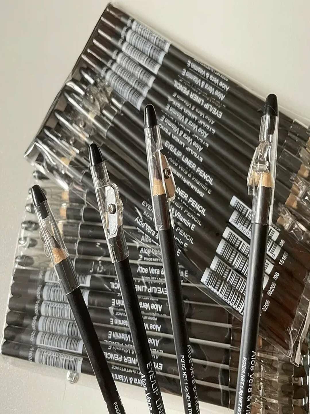 Набор из 12 чёрных карандашей для бровей и глаз Smart Fusion с мягкой текстурой.