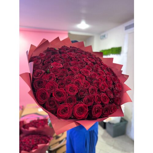 фото Букет из 101 ароматной розы "рэд наоми" 60 см в подарочной упаковке flowersgo