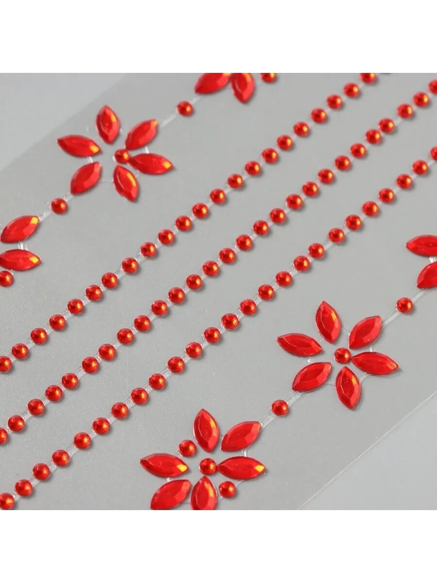 Яркая цветочная татуировка с стразами