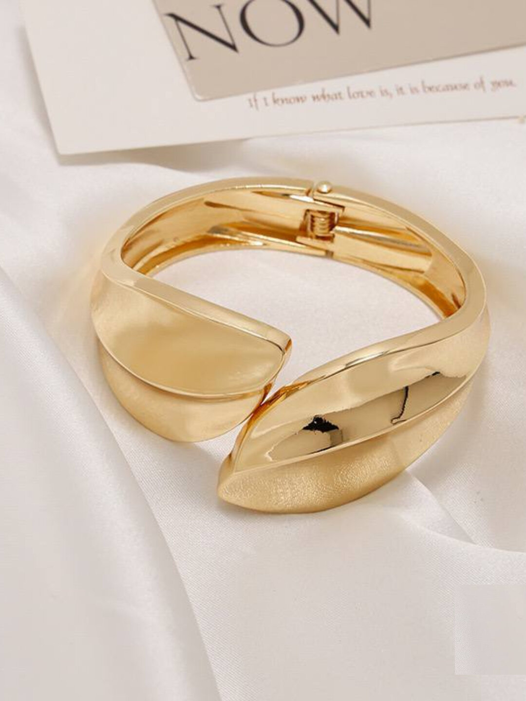 Жесткий браслет