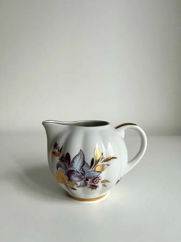 Сливочник "Золотые листья" Форма: тюльпан. ЛФЗ. СССР. Фарфор. Объем: 350 мл.