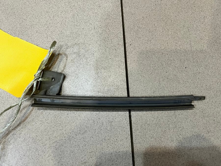 Направляющая стекла двери передней левой от Honda Fit 2001-2008
