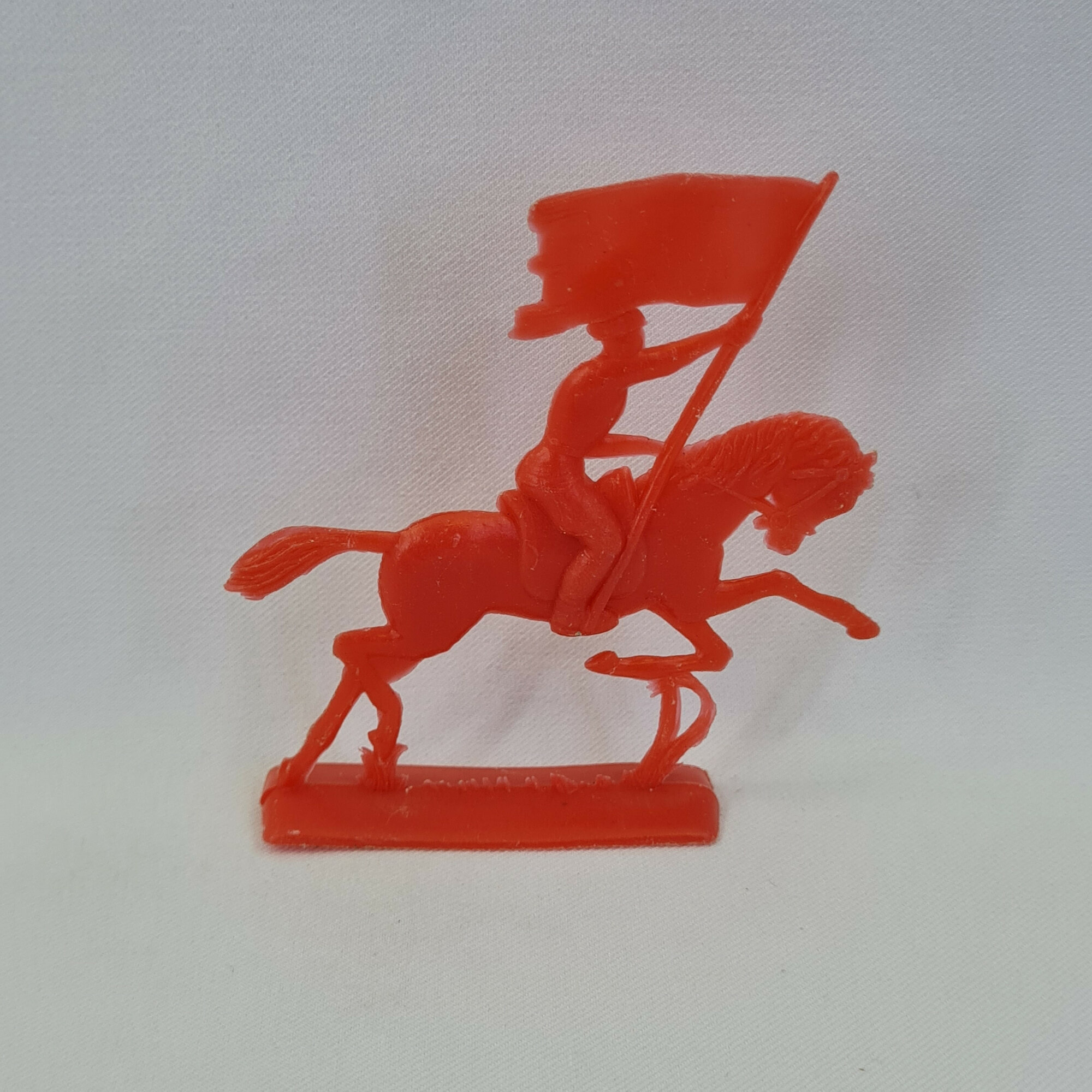 Фигурка винтажная, СССР. Всадник на лошади с флажком на подставке