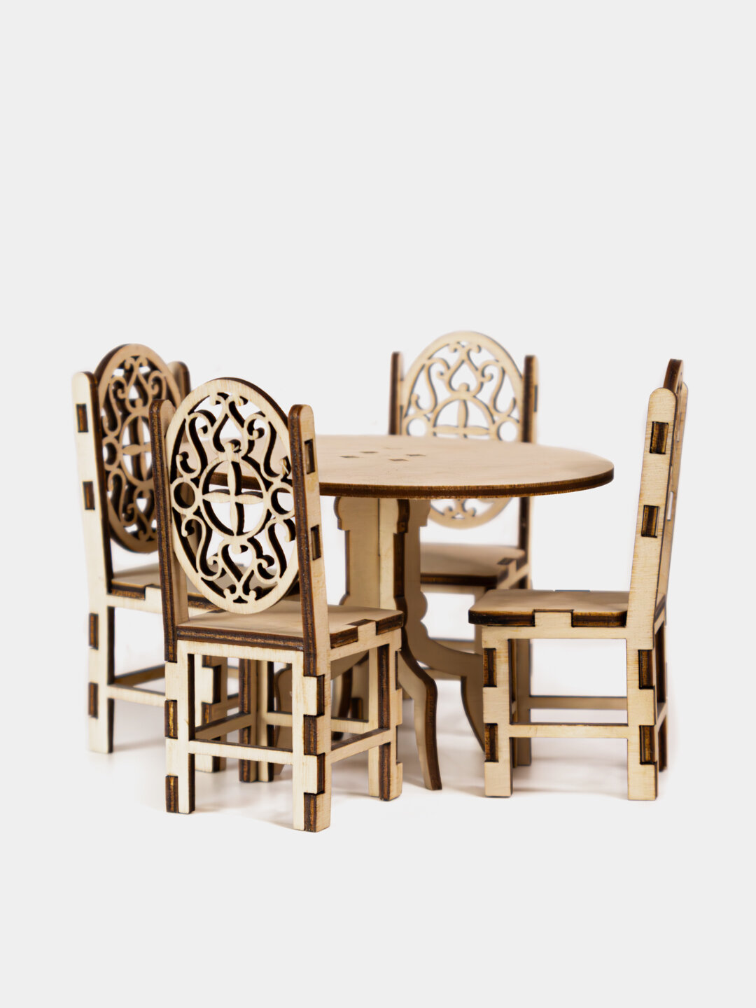 Набор для кукол, стол и стулья. Комплект 4 стула и стол. Кукольные. Размер стол диаметром 10 см. Высота 6.5 см.