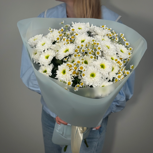 Изображение товара Букет из кустовых хризантем и ромашек "Инесса" в стильной упаковке. «365 Поводов» - живые цветы с доставкой