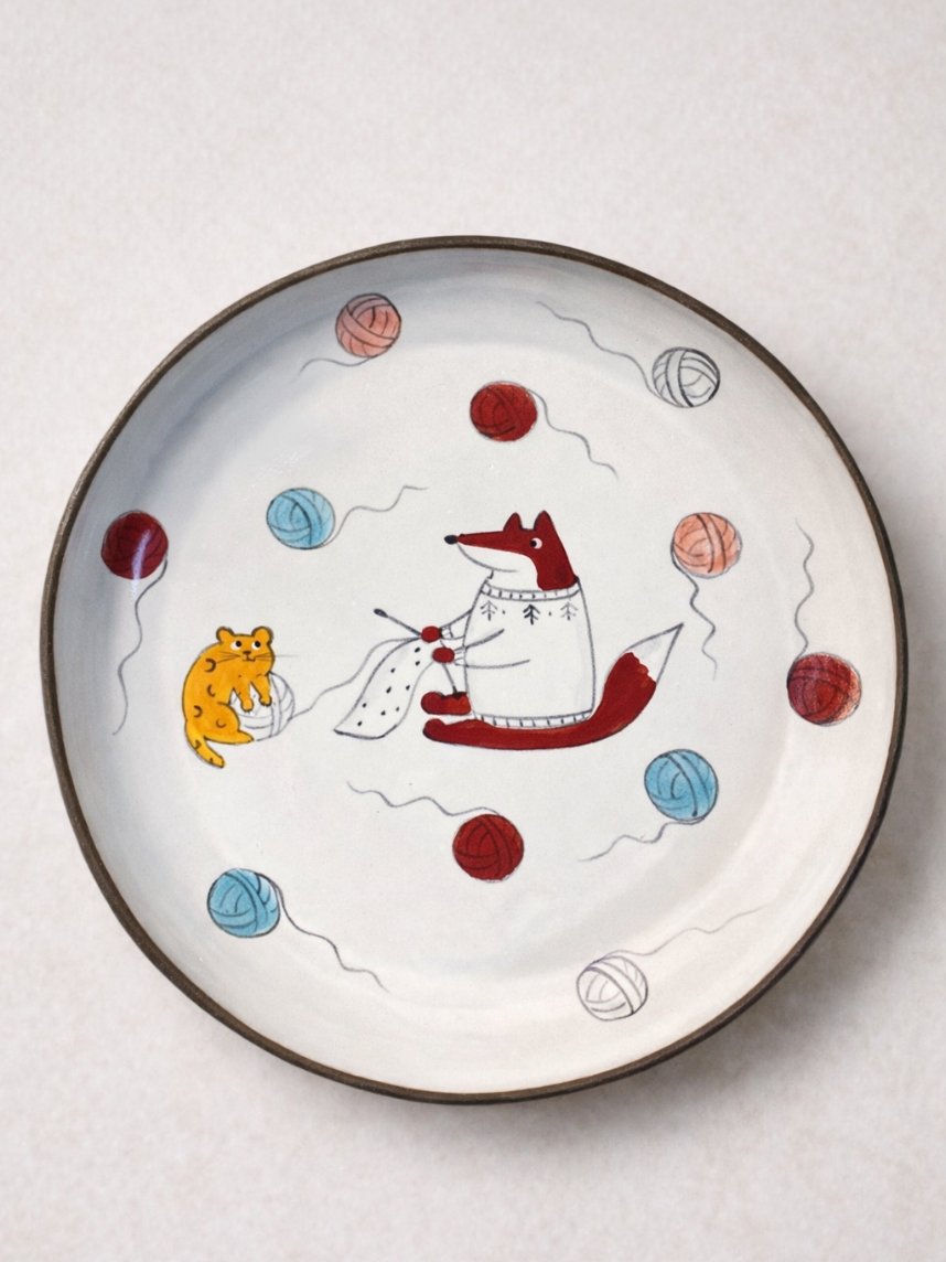 Тарелка ручной работы с бортиком Лис с вязанием, белая, 17 см