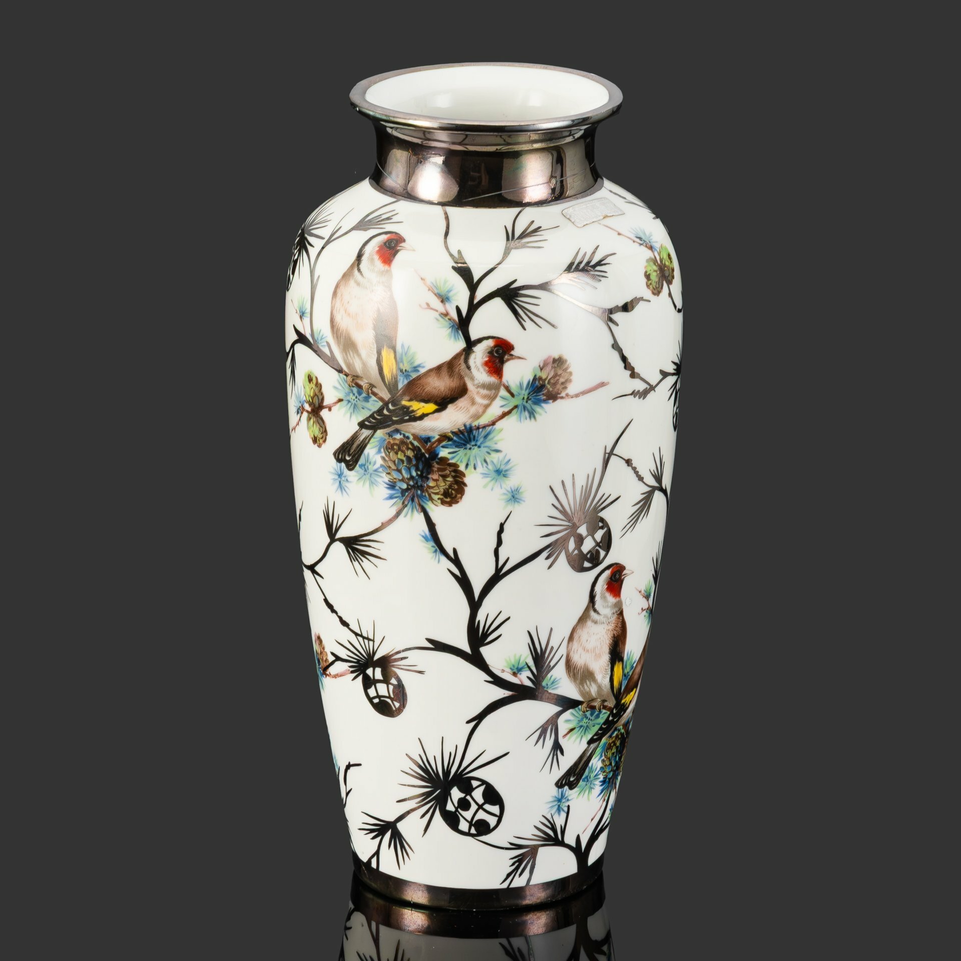 Ваза c cеребряным покрытием, украшенная изображением хвойных веток и птиц