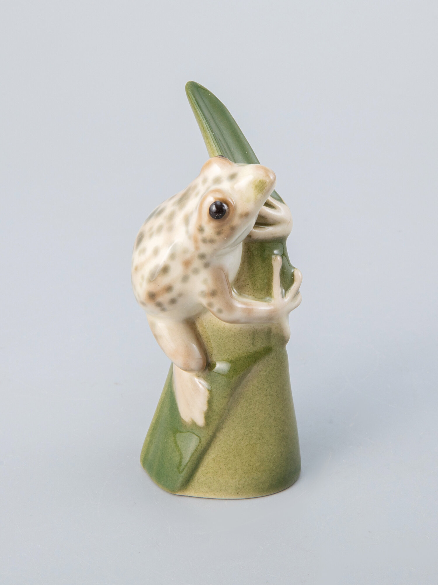 Фарфоровая скульптура Лягушка на листике мраморная, Императорский фарфоровый завод , мягкий фарфор