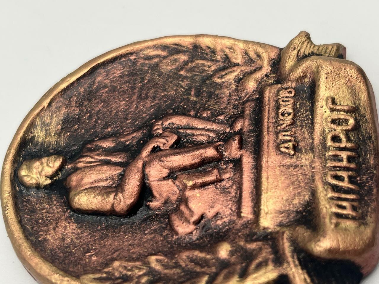 Магнит Таганрог А. П. Чехов керамика ручной работы в бронзовом цвете — фото 1