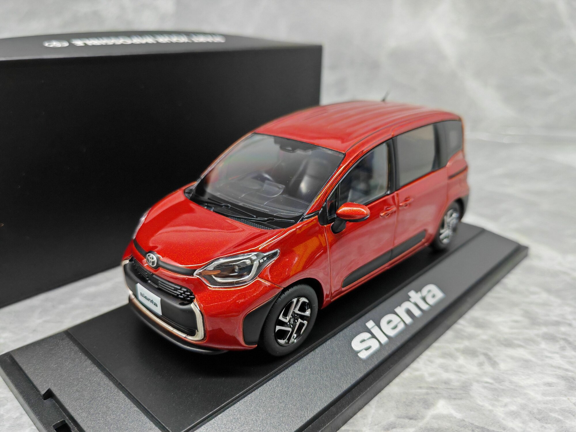 Японская версия 1/30 масштаб Toyota Sienta Компактный MPV Бизнес-автомобиль Литая модель автомобиля 14 см