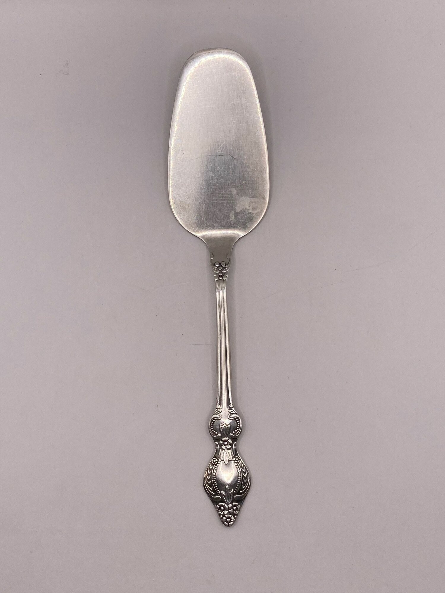 Лопатка для торта "Троянда" Мельхиор. РМЗ. СССР. Длина 22.5 см. Немного сошло серебрение.