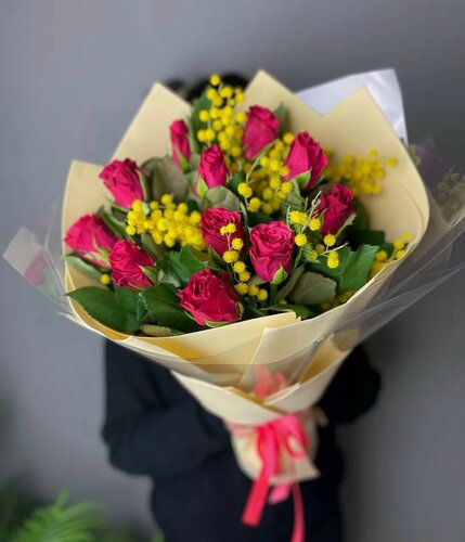 Изображение товара Букет Весенний из 11 роз и гипсофилы BOTANIQUE FLOWER, яркий букет цветов в стильной упаковке с доставкой, высота 50 см