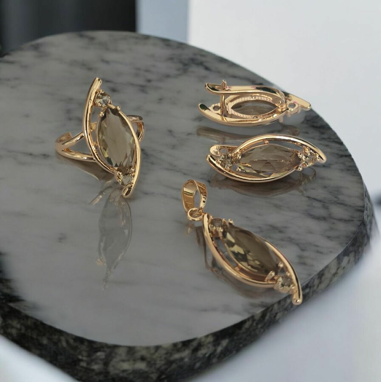 Комплект бижутерии: серьги, кольцо, фианит, размер кольца 19, фиолетовый — фото 1