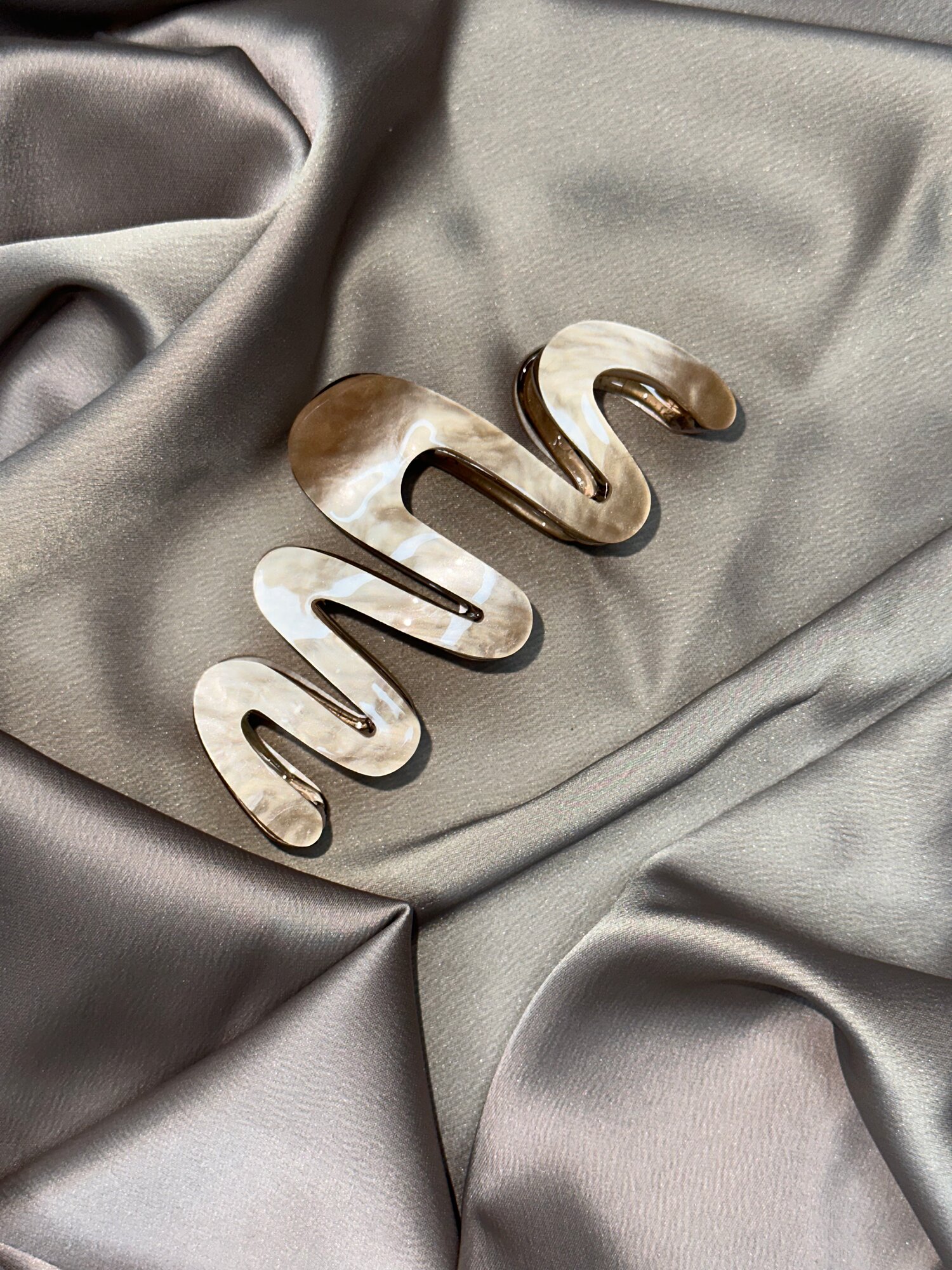 Корейская, стильная , модная заколка "Молния", мраморное покрытие, нежно кофейный