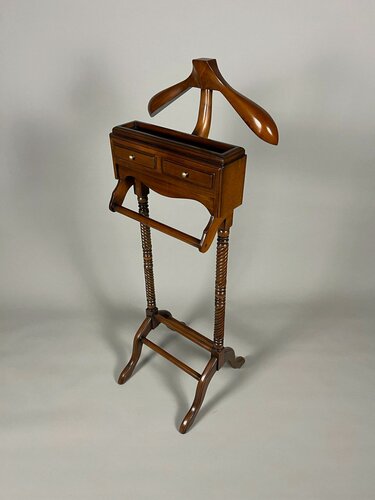 Изображение товара Вешалка для костюма "Валет" DOMKORLEONE, красное дерево, 2-мя выдвижными ящиками, H005-HP, цвет орех HP (коричневый)