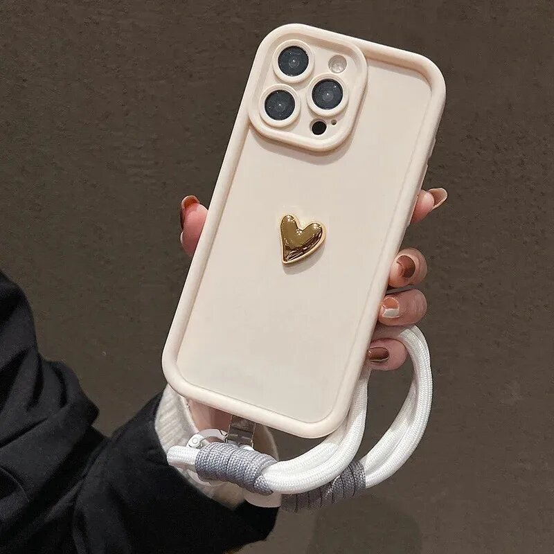 Белый чехол для iPhone 16 с золотым сердечком
