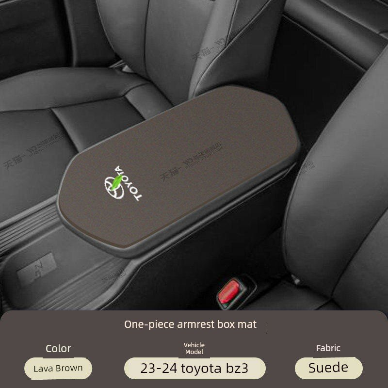Toyota BZ3 2023-2025 Центральный Подлокотник Коврик из Вельвета Цвет Лава Коричневый с Вышитым Логотипом