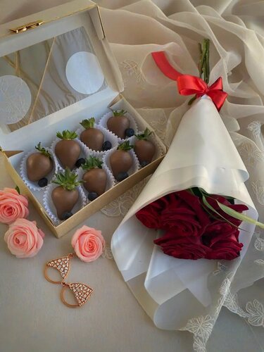 Изображение товара Классический букет красных роз и набор клубники в шоколаде - "Романс" от Sweet Berry
