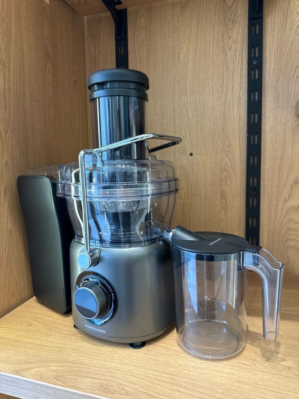 Центробежная соковыжималка Hofmann SSJD10MG/HF, 1000 Вт, 1 литр, 2 насадки