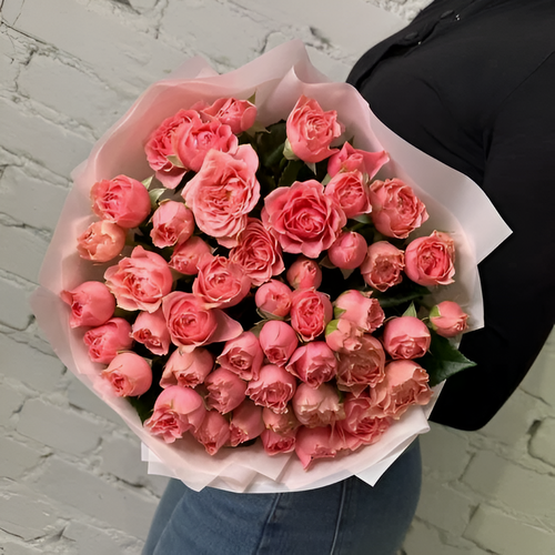 Изображение товара Букет живых цветов из 17 кустовых роз в дизайнерской упаковке