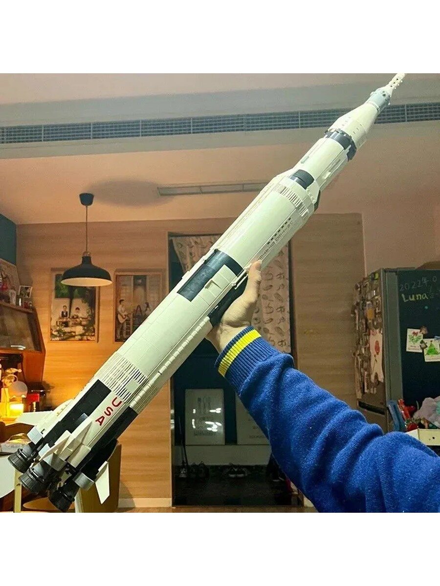 Конструктор ракета Сатурн-5, 1969 деталей, длина модели 80 см, белый, черный матовый, темно-бордовый