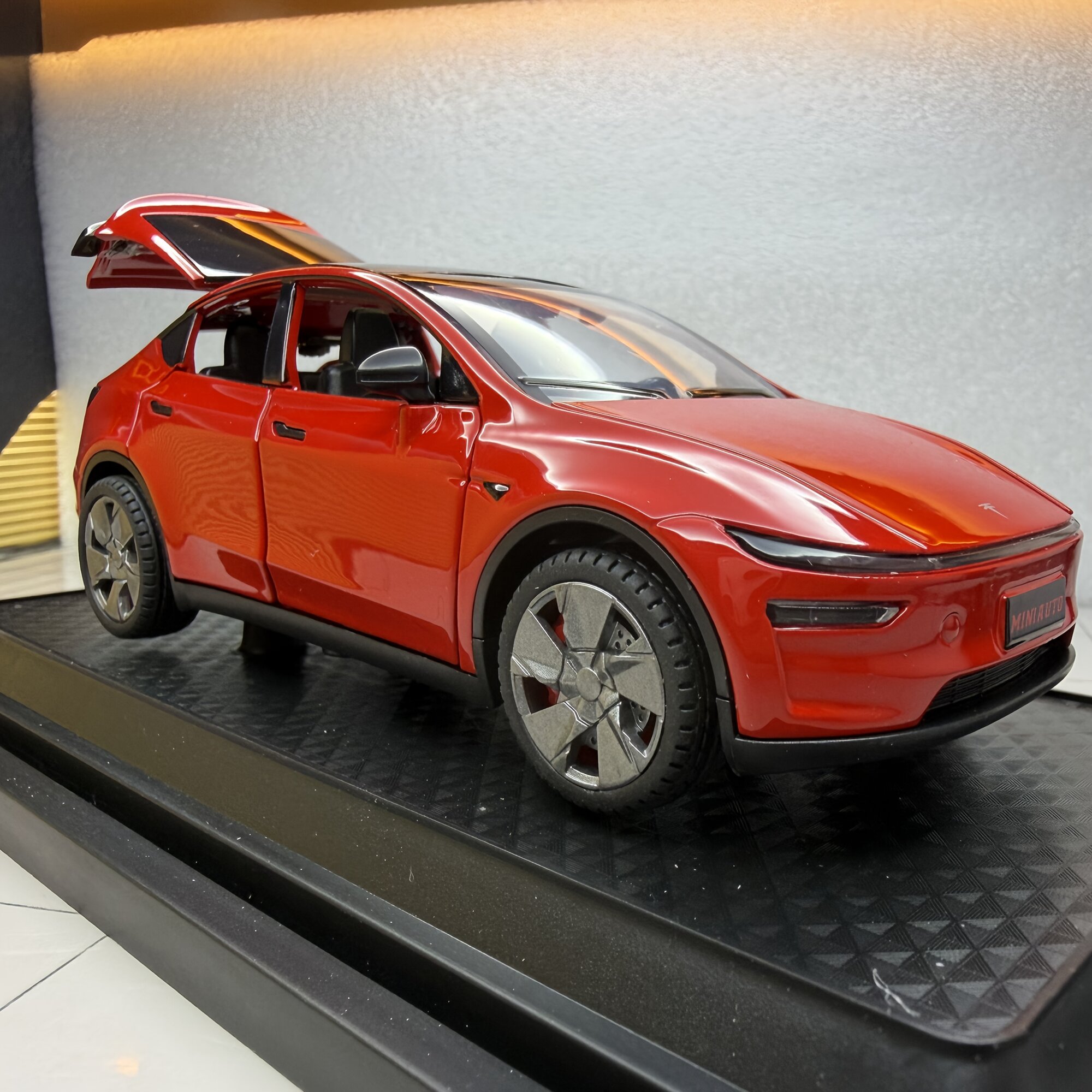 Модель автомобиля 1:24, красная, с фиксированным основанием, из литьевого сплава, высокая детализация