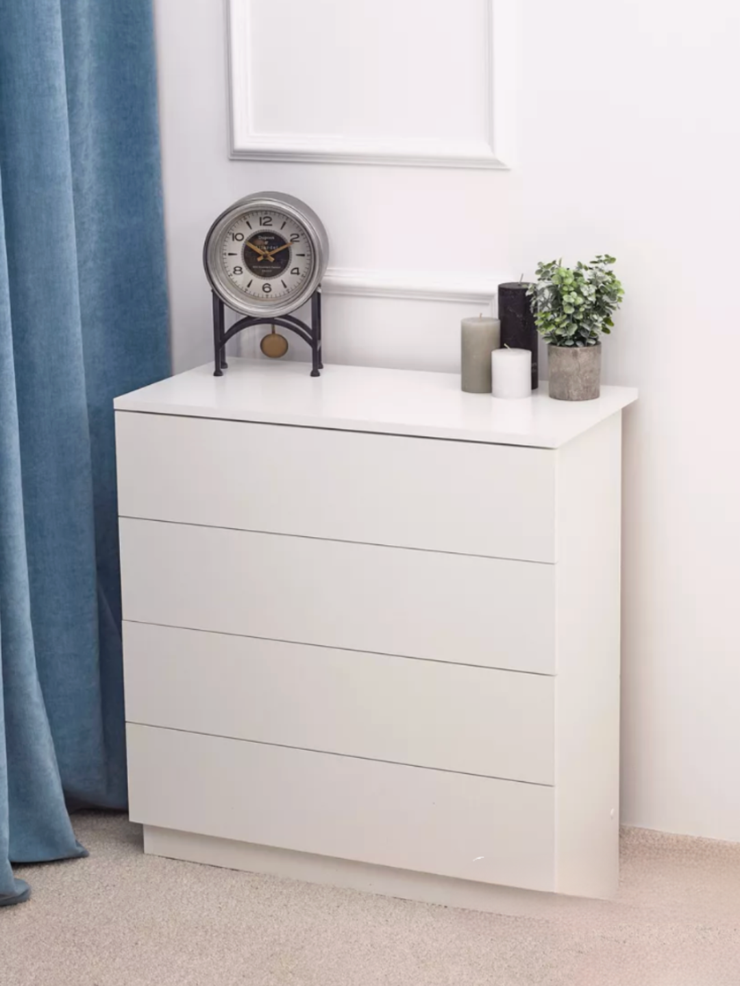 Современный белый комод с четырьмя выдвижными ящиками – стильное и функциональное решение для спальни или гостиной