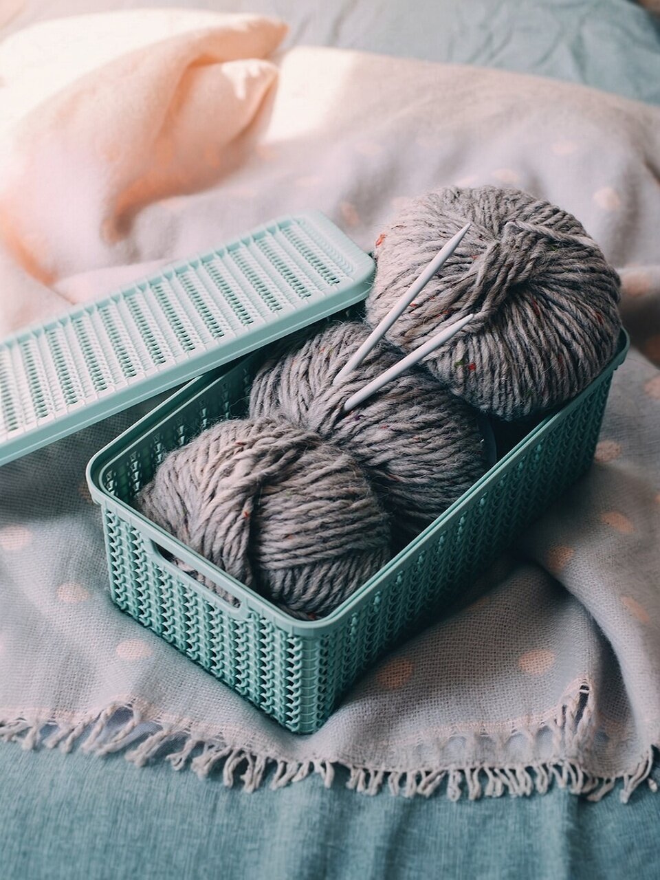 Корзина для хранения 3 л прямоугольная плетеная пластик фисташковая с крышкой Idea Вязание М2369