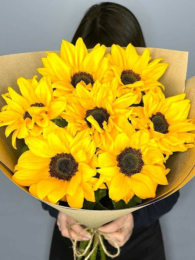 Букет живых цветов Подсолнухи в крафтовой упаковке и бечевке 7шт
