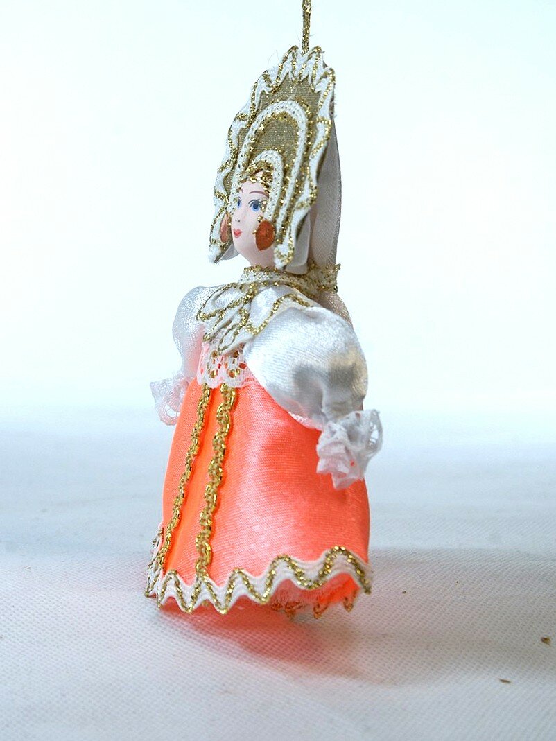 Кукла-подвеска девочка в кружевной душегрее. — фото 1