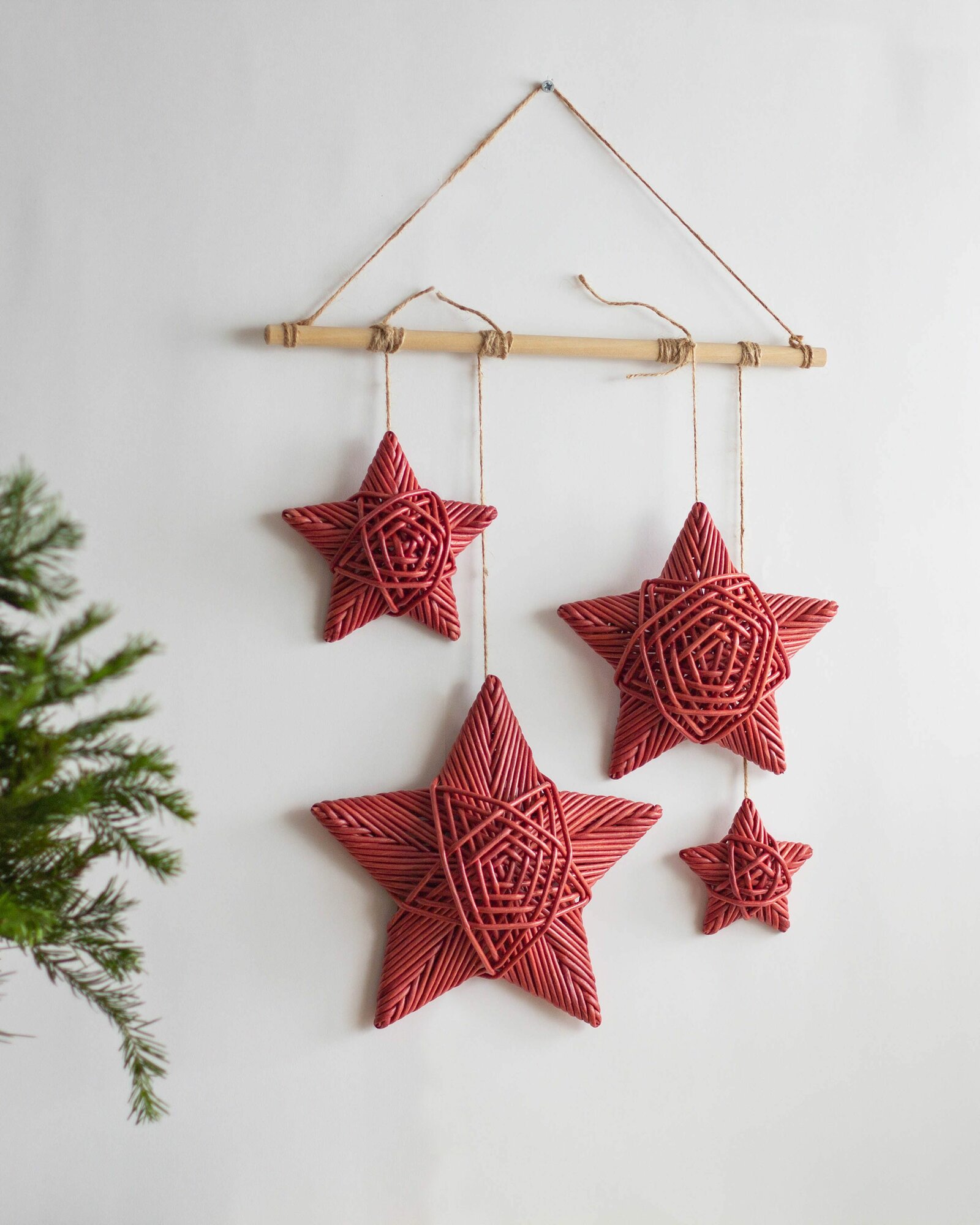 Декоративное панно из плетеных звезд