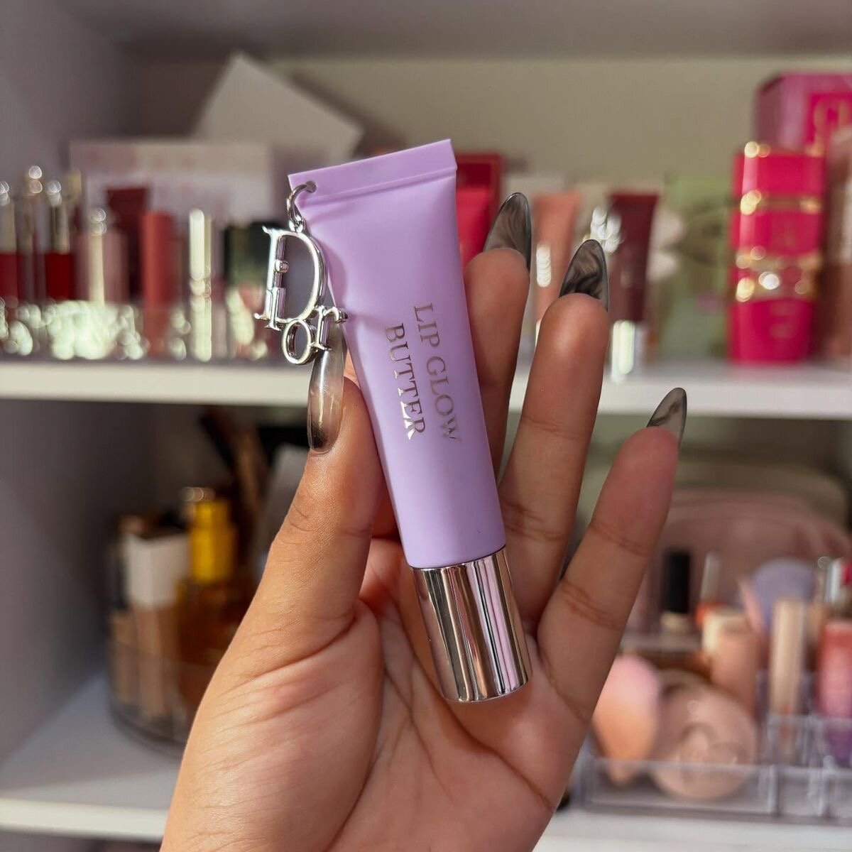 Блеск-бальзам Dior Lip Glow Butter (102 Glazed Lavender), увлажняющий, 10мл — фото 1