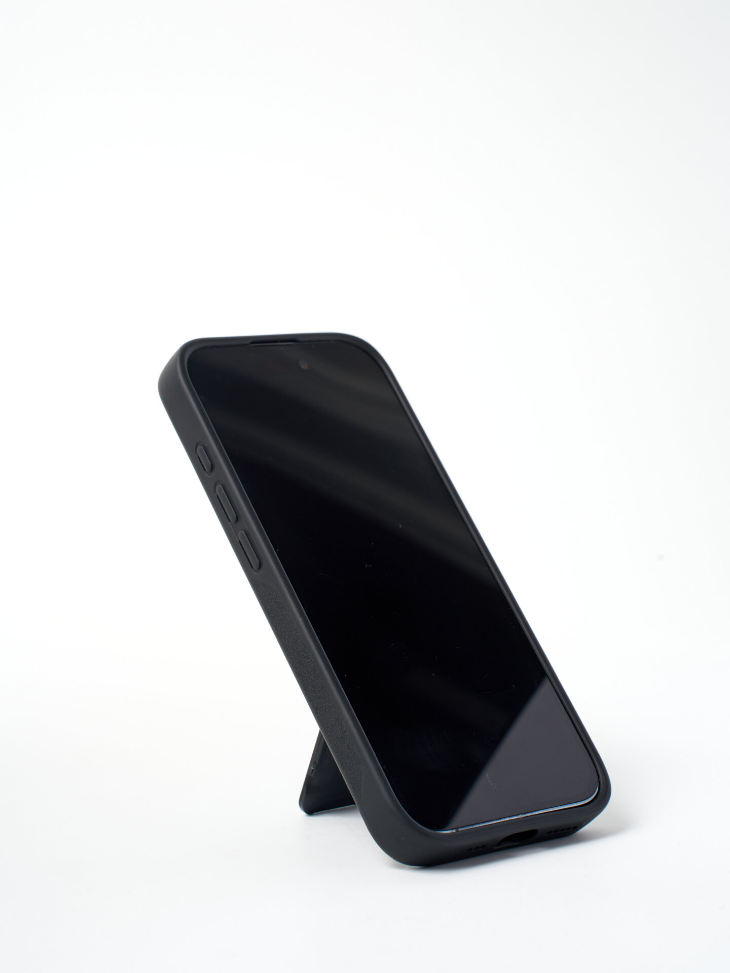 Чехол на Айфон 16 Про Макс (iPhone 16 Pro Max) с поддержкой беспроводной зарядки и подставкой, черный — фото 1