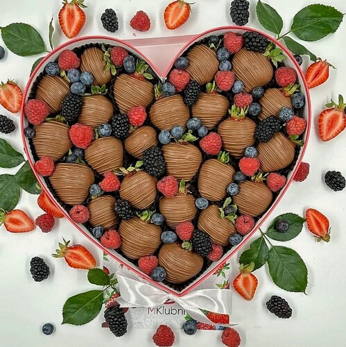 Изображение товара Клубника в шоколаде в подарочной коробке в форме сердца с голубикой, малиной, ежевикой, L размер