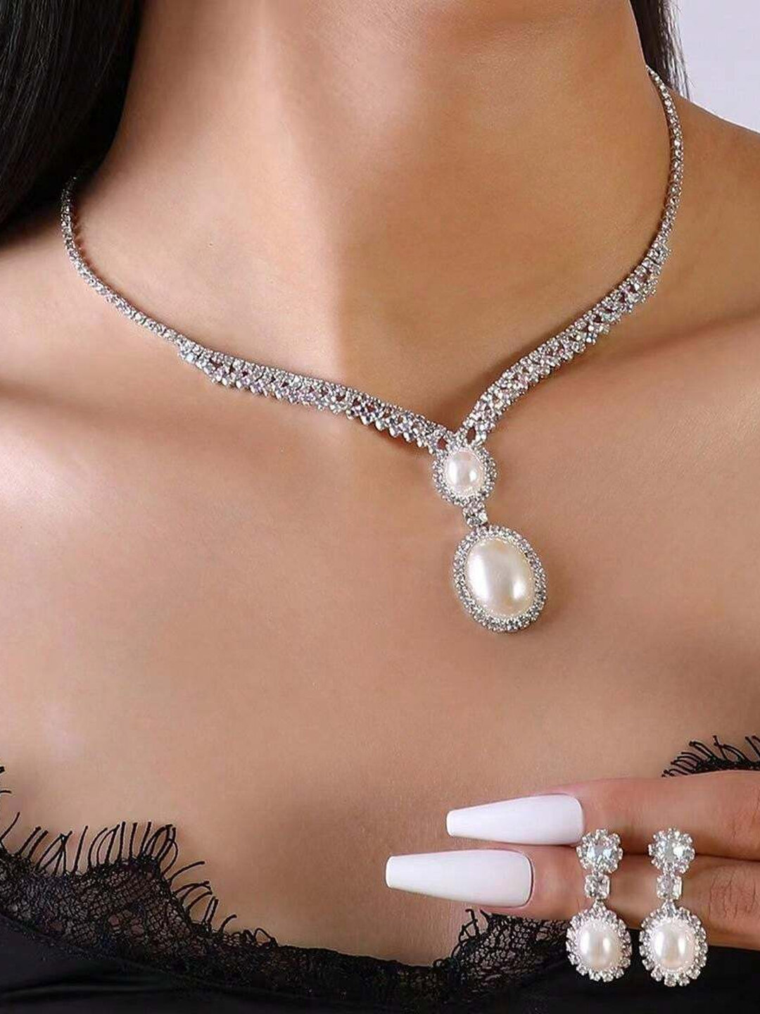 Комплект бижутерии: колье, серьги