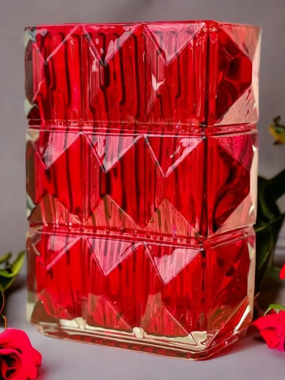 Цветная декоративная стеклянная ваза квадратной формы–стильный акцент интерьера и цветов