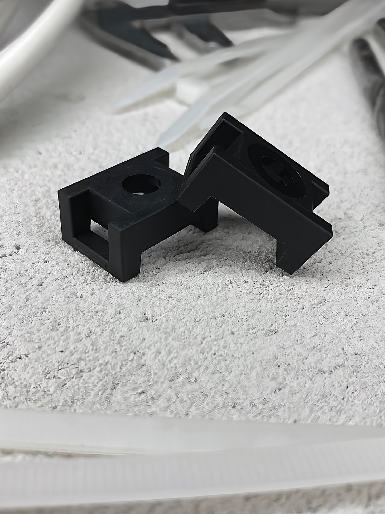 Площадка под хомут DM PLAST Чёрная 23х16 мм, 100шт. — фото 1