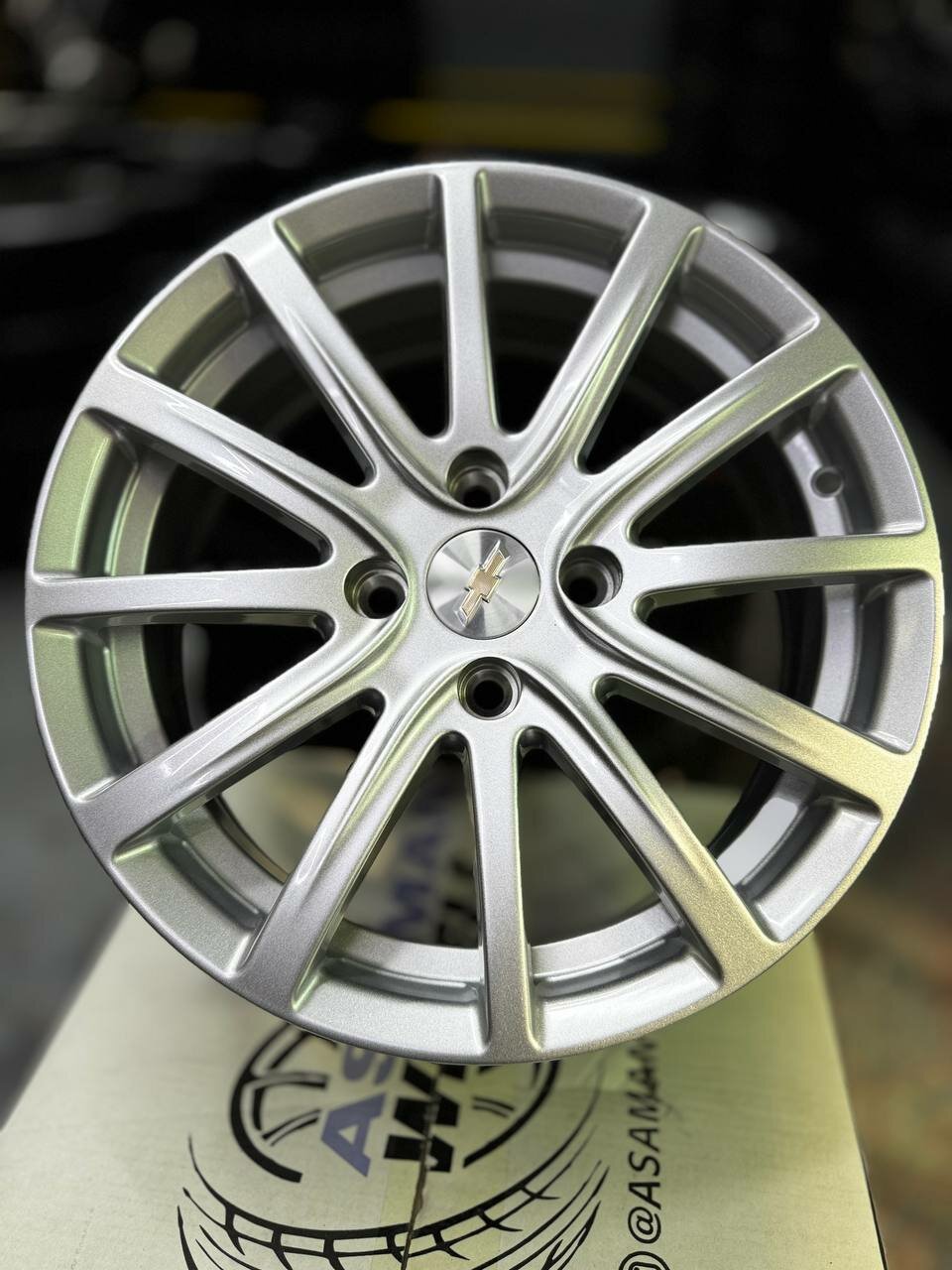 Это классический 8-спицевый литой диск, который устанавливается на модели Chevrolet Cobalt, Lacetti или Gentra.